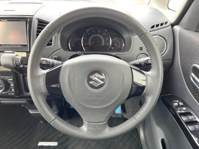 �y�����v�����X�e�A�����O�z�㎿�Ȋv���g�p���邱�ƂŁA��ɂ����������݂ƂĂ��^�]���₷���n���h���ł���