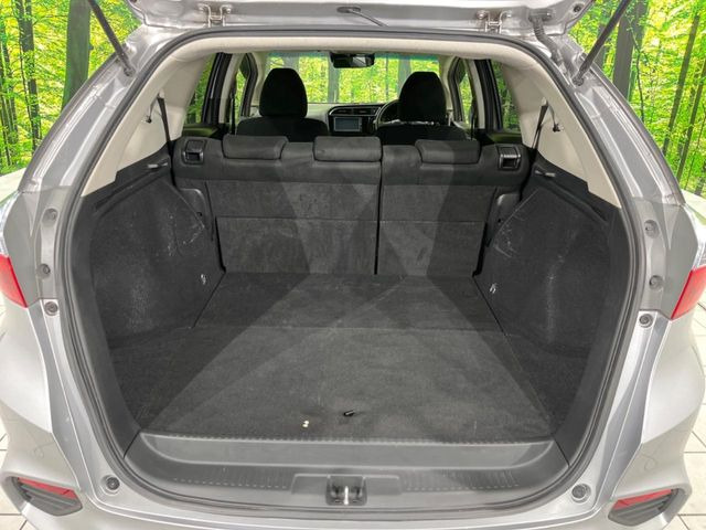 ���i�̂���������ʋ΁A���}���ɏ\���ȉ׎��X�y�[�X���m�ۂ��Ă���܂��B�Z�J���h�V�[�g��|���ƁA�傫�ȉו��̐ύڂ��\�ł���