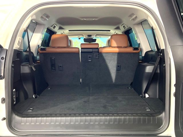 後席を格納すると、これだけの広さが!シーンに合わせたシートアレンジで、大きな荷物も積むことが出来ます♪
