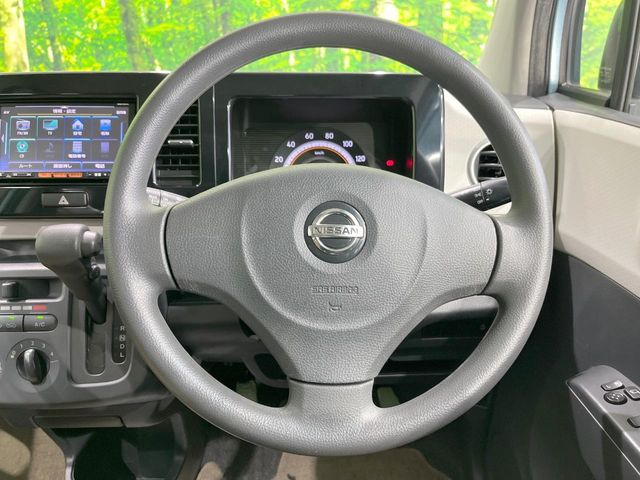 �C���e���A�ɍ��킹���f�U�C���̃X�e�A�����O�́A�^�]�������̂��Ƃ��l���A�^�]���₷���`��A�傫���ł��B�����x�A���ۂɐG���Ă��m���߂��������B