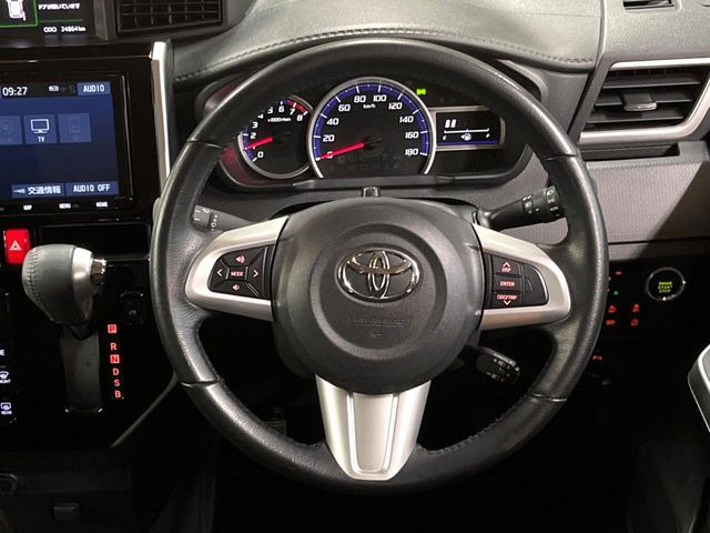 �C���e���A�ɍ��킹���f�U�C���̃X�e�A�����O�́A�^�]�������̂��Ƃ��l���A�^�]���₷���`��A�傫���ł��B�����x�A���ۂɐG���Ă��m���߂��������B