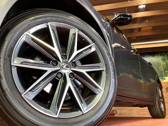 �y����18�C���`�A���~�z�C�[���z�O�ςɃ}�b�`���������A���~�z�C�[���𑕒����Ă���܂��B�e��ЊO�A���~�z�C�[����A�X�^�b�h���X�^�C�����戵�����Ă���܂��B���񂲑��k����������