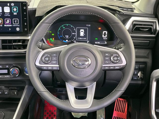 �C���e���A�ɍ��킹���f�U�C���̃X�e�A�����O�́A�^�]�������̂��Ƃ��l���A�^�]���₷���`��A�傫���ł��B�����x�A���ۂɐG���Ă��m���߂��������B