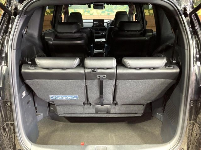 ���i�̂���������ʋ΁A���}���ɏ\���ȉ׎��X�y�[�X���m�ۂ��Ă���܂��B�Z�J���h�V�[�g��|���ƁA�傫�ȉו��̐ύڂ��\�ł���