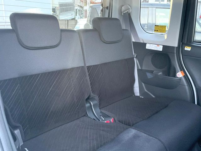 広々とした2列目シートは居住性が高く、居心地も快適!友達や家族とのお出かけにぴったりです。ベビーシートやチャイルドシート使用時も快適にお過ごしいただける十分な空間を確保しています。
