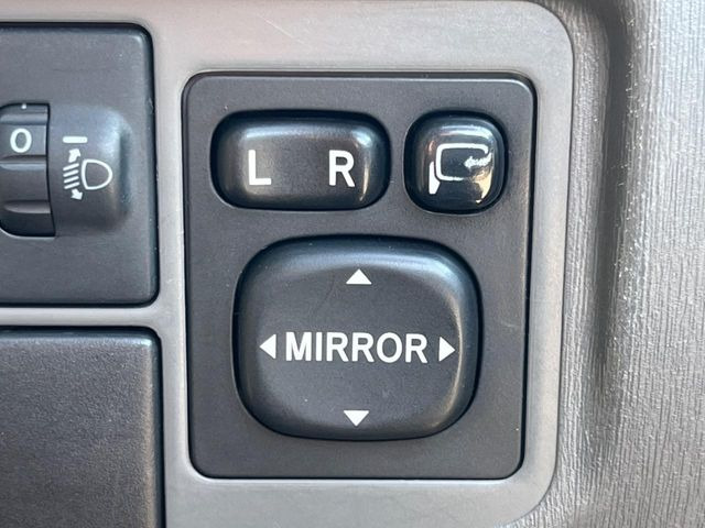 �y�d���i�[�~���[�z�T�C�h�~���[�͓d���i�[���ƂȂ��Ă���A�������ԏ�ł��L�Y�������X�N��}�����܂��B