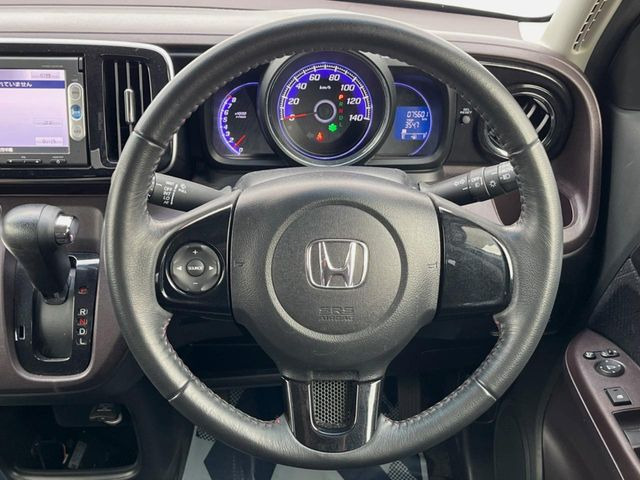 �C���e���A�ɍ��킹���f�U�C���̃X�e�A�����O�́A�^�]�������̂��Ƃ��l���A�^�]���₷���`��A�傫���ł��B�����x�A���ۂɐG���Ă��m���߂��������B