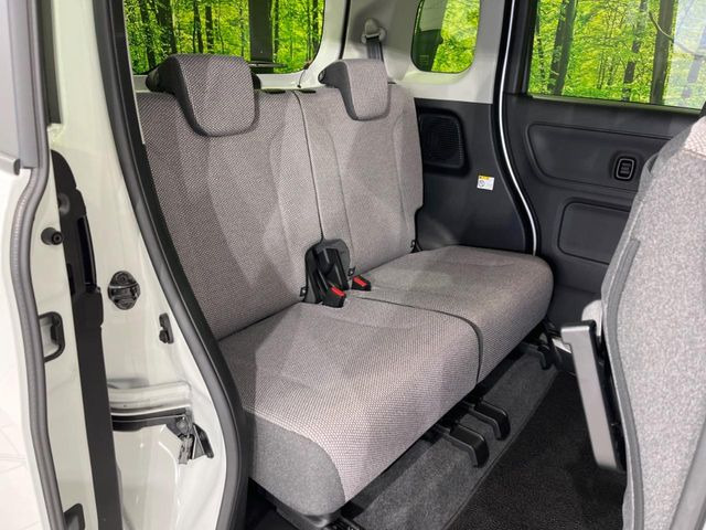 後部座席も気になるようなキズ・汚れやへたり等、大きなダメージはなく、良好な状態です。