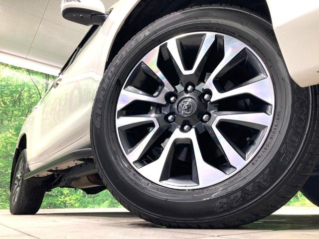 【純正オプション19インチアルミホイール】純正オプションホイールを装着。走行性能の向上に加え、外観もよりスタイリッシュになっています。