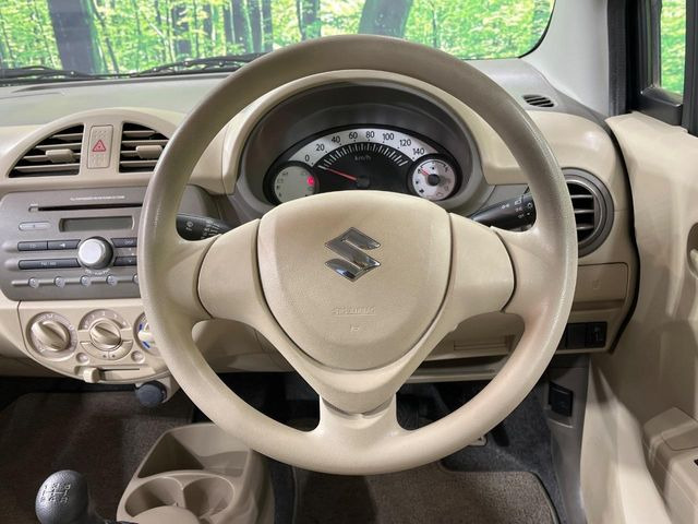 �C���e���A�ɍ��킹���f�U�C���̃X�e�A�����O�́A�^�]�������̂��Ƃ��l���A�^�]���₷���`��A�傫���ł��B�����x�A���ۂɐG���Ă��m���߂��������B