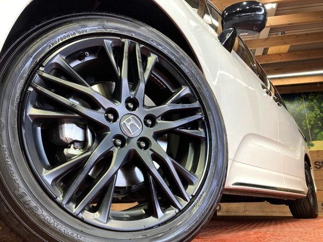 �y����18�C���`�A���~�z�C�[���z�O�ςɃ}�b�`���������A���~�z�C�[���𑕒����Ă���܂��B�e��ЊO�A���~�z�C�[����A�X�^�b�h���X�^�C�����戵�����Ă���܂��B���񂲑��k����������