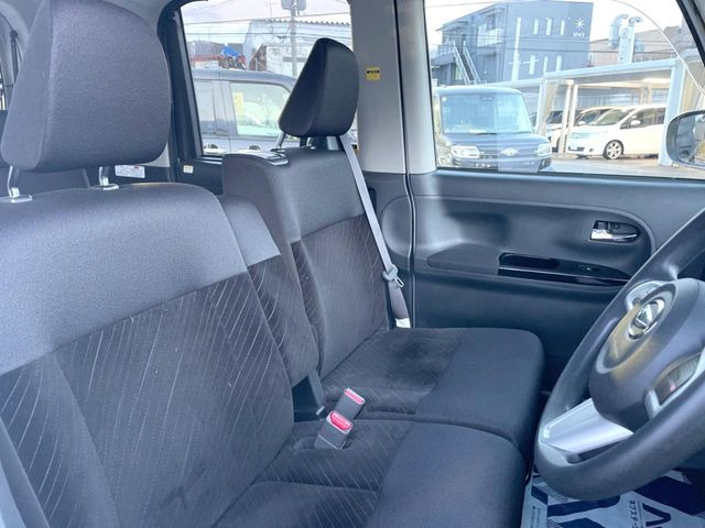 運転席まわりには十分なスペースがあり、大柄な方でもゆったり運転していただける環境です。