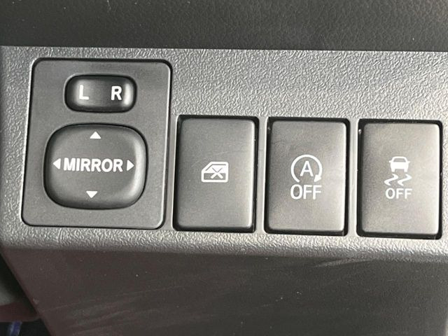 【横滑り防止装置】車両の横滑りを感知すると、自動的に車両の進行方向を保つように車両を制御します。雨の日など滑りやすい路面状況でも安全な運転が可能です。