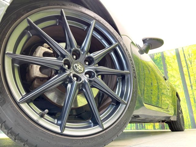 �y����18�C���`�A���~�z�C�[���z�O�ςɃ}�b�`���������A���~�z�C�[���𑕒����Ă���܂��B�e��ЊO�A���~�z�C�[����A�X�^�b�h���X�^�C�����戵�����Ă���܂��B���񂲑��k����������