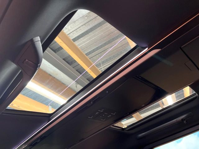 【左右独立ムーンルーフ】2列目左右席にそれぞれ配置されたガラスルーフ!日差しに合わせて片側だけシェードを閉めることも可能です!