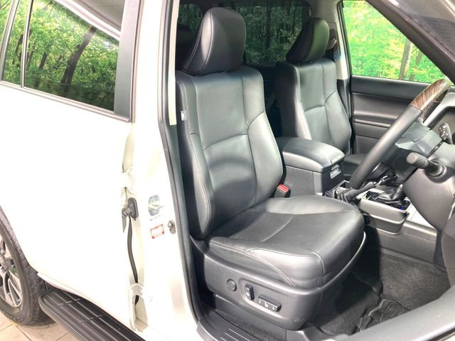 【黒革シート】上質な本革を使用し、高級感あふれる黒革シート。常に体に触れる部分だから、座り心地の良さにはこだわりたいですね♪汚れの付着や劣化を抑制する内装コーティング施工もおススメですよ♪