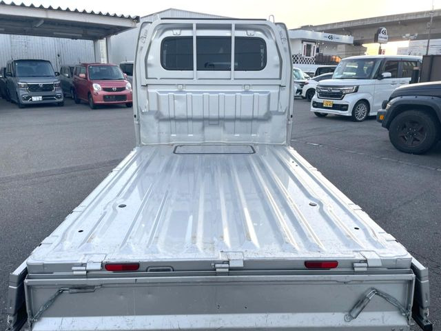 ��D�]�𒸂��Ă���܂��{�f�B�̒e�X�v���b�V���R�[�g���D�]��t���B�ʏ�̃K���X�R�[�g�ƈقȂ�A�ϋv�N��6�N�̖��@���K���X�R�[�e�B���O���A�{�f�B���L���C�ȏ�Ԃɕۂ��Ă���܂��B