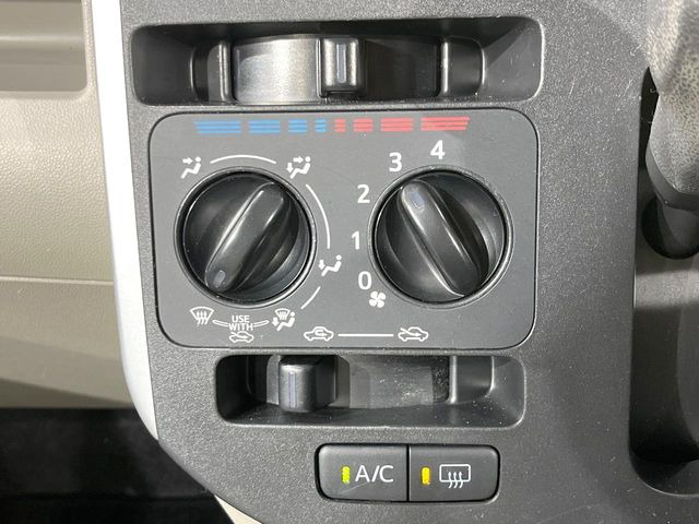 寒い冬も暑い夏も全席に快適な空調を届けてくれる、ダイヤル式エアコンを装備♪