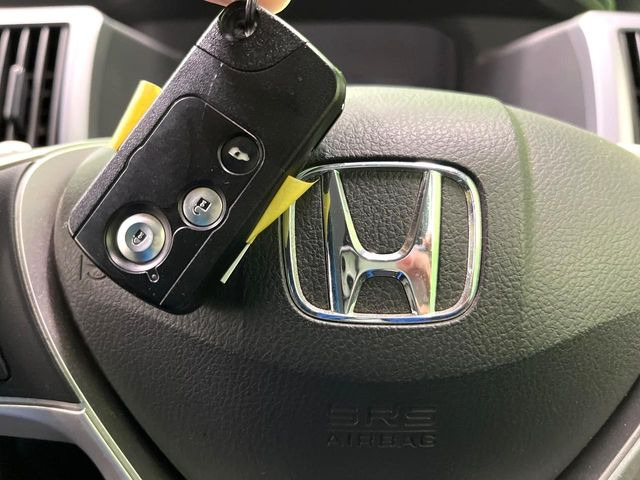 �yHonda�X�}�[�g�L�[�z�J�o����|�P�b�g�ɓ��ꂽ�܂܂ł��h�A�̎{���E�������\�ȃX�}�[�g�L�[�𑕔��B�G���W���̃I���E�I�t�����J�M�����o���K�v����������Ƃ��Ă��֗��ł���