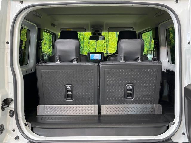 ���i�̂���������ʋ΁A���}���ɏ\���ȉ׎��X�y�[�X���m�ۂ��Ă���܂��B�Z�J���h�V�[�g��|���ƁA�傫�ȉו��̐ύڂ��\�ł���