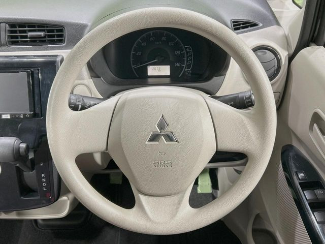 �C���e���A�ɍ��킹���f�U�C���̃X�e�A�����O�́A�^�]�������̂��Ƃ��l���A�^�]���₷���`��A�傫���ł��B�����x�A���ۂɐG���Ă��m���߂��������B