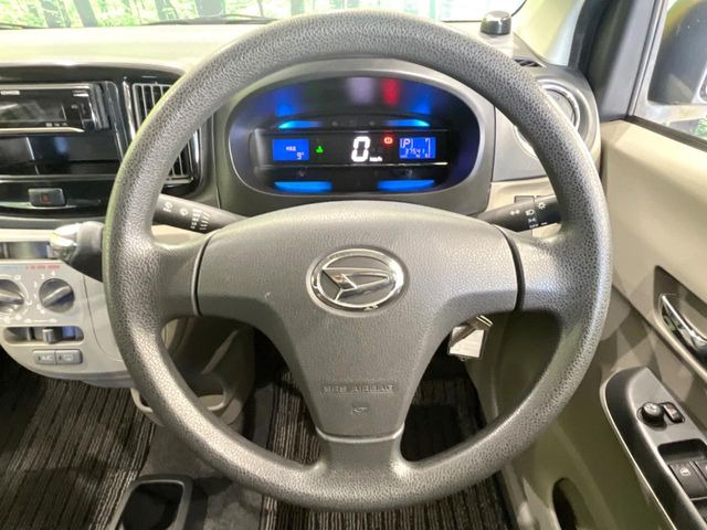 �C���e���A�ɍ��킹���f�U�C���̃X�e�A�����O�́A�^�]�������̂��Ƃ��l���A�^�]���₷���`��A�傫���ł��B�����x�A���ۂɐG���Ă��m���߂��������B