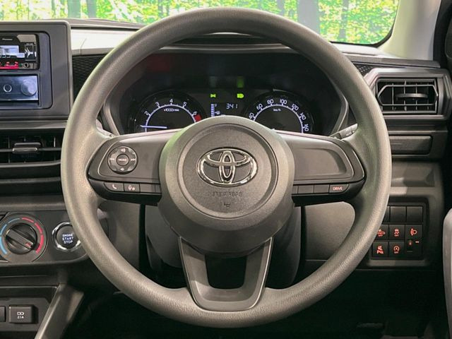 インテリアに合わせたデザインのステアリングは、運転される方のことも考え、運転しやすい形状、大きさです。是非一度、実際に触ってお確かめください。