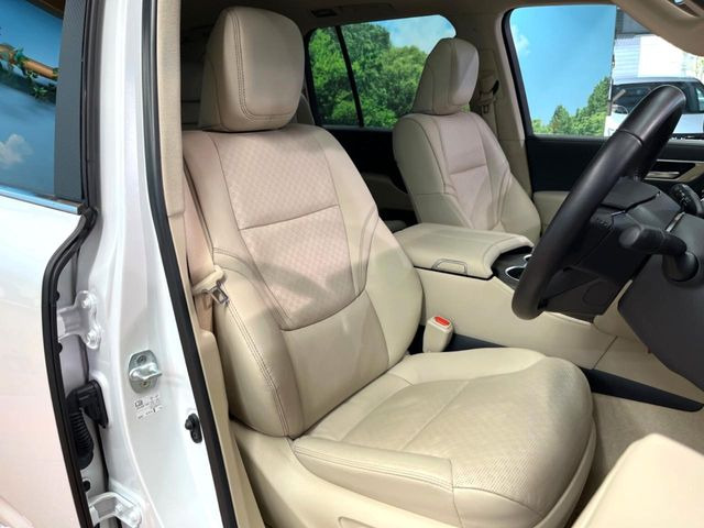 【ベージュレザーシート】デザイン性が高く、高級感のあるベージュ革シート。常に体に触れる部分だから、座り心地の良さにはこだわりたいですね♪汚れの付着や劣化を抑制する内装コーティング施工もおススメですよ♪