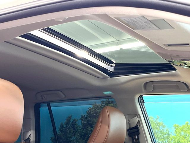 【サンルーフ】開放感たっぷりの希少装備、サンルーフが装着されています!車内に明かりを取り入れたり景色を楽しむ以外にも、車内の空気も簡単に換気できて快適です!