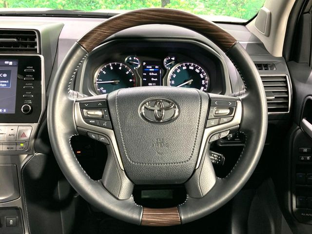 【ウッドコンビステアリング】高級感ある木目調パーツを採用した手に良く馴染むコンビハンドル。運転席廻りの雰囲気も一気に豪華になります!