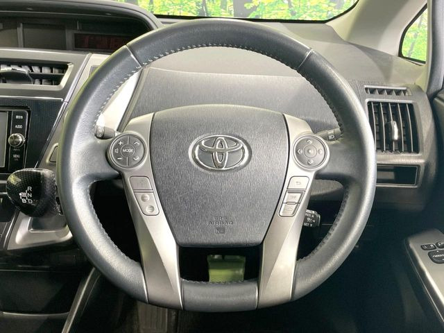 �C���e���A�ɍ��킹���f�U�C���̃X�e�A�����O�́A�^�]�������̂��Ƃ��l���A�^�]���₷���`��A�傫���ł��B�����x�A���ۂɐG���Ă��m���߂��������B