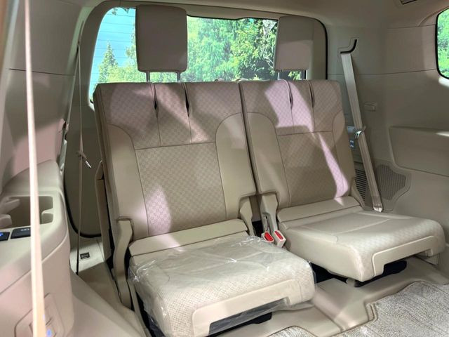 床下収納式のサードシートです。座席部分をコンパクトに収納でき、広大な荷室スペースとしてお使いいただけます!乗車人数や荷物の量など利用シーンに合わせて3列目を有効活用でき、とっても便利♪