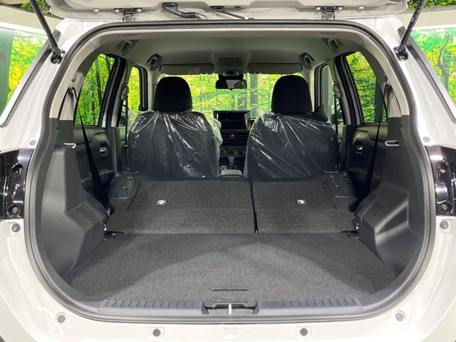 ���i�̂���������ʋ΁A���}���ɏ\���ȉ׎��X�y�[�X���m�ۂ��Ă���܂��B�Z�J���h�V�[�g��|���ƁA�傫�ȉו��̐ύڂ��\�ł���