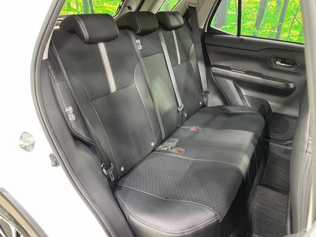 後部座席も気になるようなキズ・汚れやへたり等、大きなダメージはなく、良好な状態です。