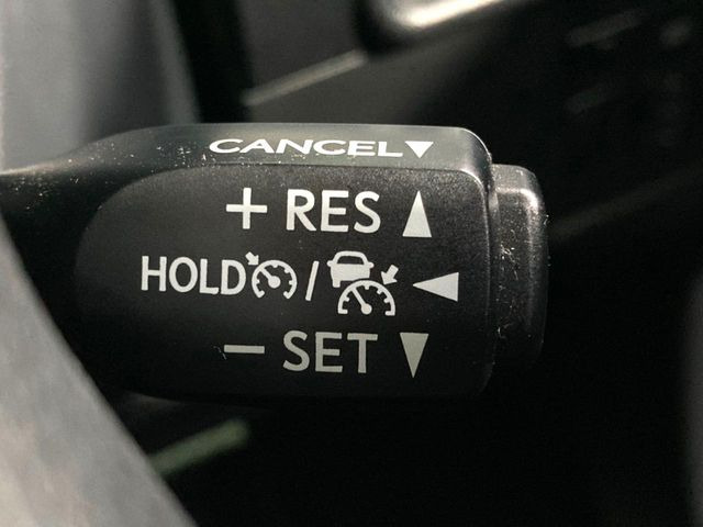 【レーダークルーズコントロール】高速道路での長距離走行が楽に!!自動で速度を保つクルーズコントロールが、衝突軽減システムと連携し、前方の車両を感知して車間を保つように速度調節してくれます!!