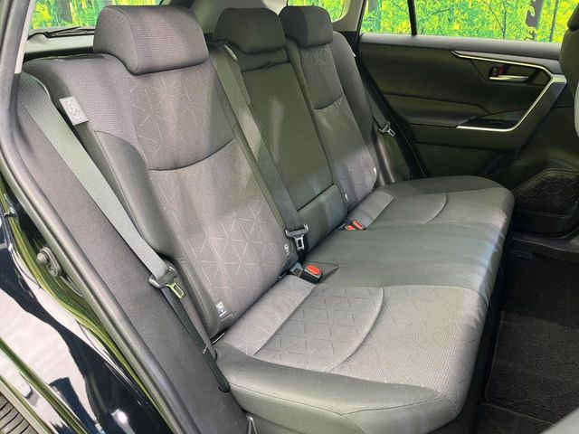 後部座席も気になるようなキズ・汚れやへたり等、大きなダメージはなく、良好な状態です。