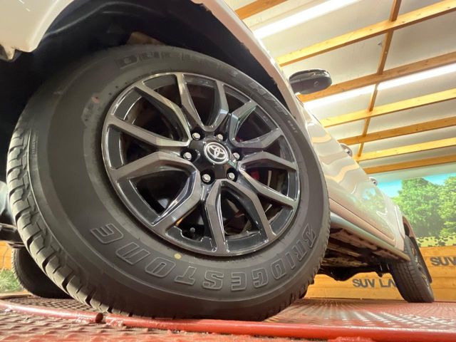 �y����18�C���`�A���~�z�C�[���z�O�ςɃ}�b�`���������A���~�z�C�[���𑕒����Ă���܂��B�e��ЊO�A���~�z�C�[����A�X�^�b�h���X�^�C�����戵�����Ă���܂��B���񂲑��k����������