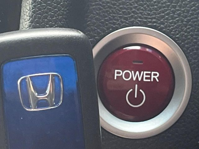 �yHonda�X�}�[�g�L�[�z�J�o����|�P�b�g�ɓ��ꂽ�܂܂ł��h�A�̎{���E�������\�ȃX�}�[�g�L�[�𑕔��B�G���W���̃I���E�I�t�����J�M�����o���K�v����������Ƃ��Ă��֗��ł���