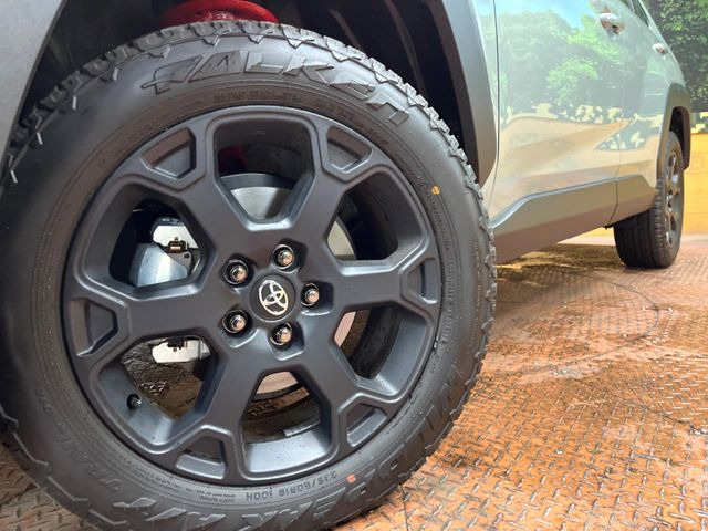 �y����18�C���`�A���~�z�C�[���z�O�ςɃ}�b�`���������A���~�z�C�[���𑕒����Ă���܂��B�e��ЊO�A���~�z�C�[����A�X�^�b�h���X�^�C�����戵�����Ă���܂��B���񂲑��k����������