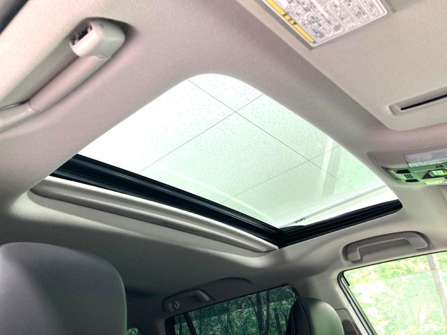 【サンルーフ】開放感たっぷりの希少装備、サンルーフが装着されています!車内に明かりを取り入れたり景色を楽しむ以外にも、車内の空気も簡単に換気できて快適です!