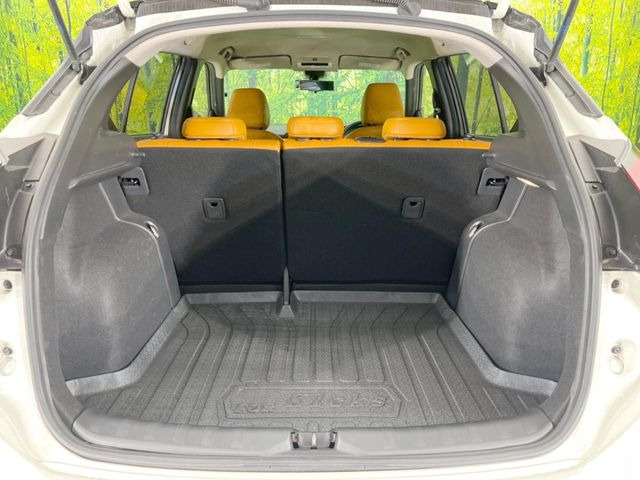 ���i�̂���������ʋ΁A���}���ɏ\���ȉ׎��X�y�[�X���m�ۂ��Ă���܂��B�Z�J���h�V�[�g��|���ƁA�傫�ȉו��̐ύڂ��\�ł���