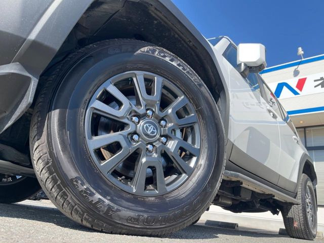 �y����18�C���`�A���~�z�C�[���z�O�ςɃ}�b�`���������A���~�z�C�[���𑕒����Ă���܂��B�e��ЊO�A���~�z�C�[����A�X�^�b�h���X�^�C�����戵�����Ă���܂��B���񂲑��k����������