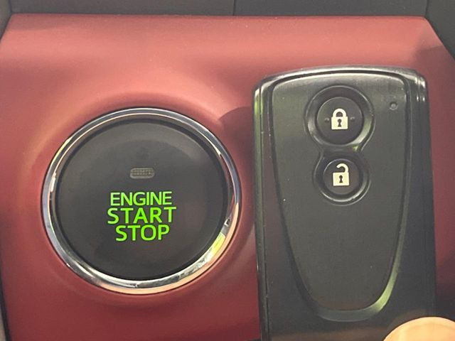 【キーレス】少し離れた場所からでもボタン一つでドアの開錠・施錠ができるのでとっても便利!ドアの鍵穴周りに傷をつけることもありません♪