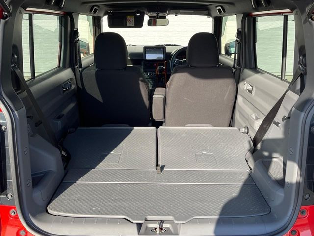 ���i�̂���������ʋ΁A���}���ɏ\���ȉ׎��X�y�[�X���m�ۂ��Ă���܂��B�Z�J���h�V�[�g��|���ƁA�傫�ȉו��̐ύڂ��\�ł���