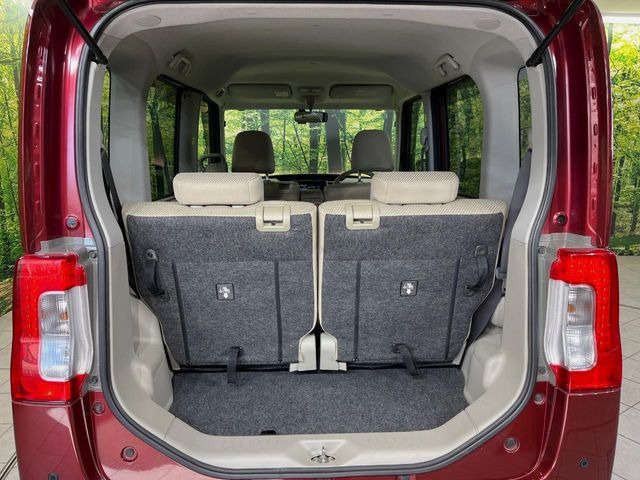 ���i�̂���������ʋ΁A���}���ɏ\���ȉ׎��X�y�[�X���m�ۂ��Ă���܂��B�Z�J���h�V�[�g��|���ƁA�傫�ȉו��̐ύڂ��\�ł���