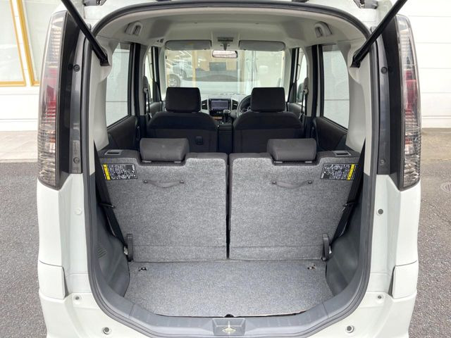 ���i�̂���������ʋ΁A���}���ɏ\���ȉ׎��X�y�[�X���m�ۂ��Ă���܂��B�Z�J���h�V�[�g��|���ƁA�傫�ȉו��̐ύڂ��\�ł���