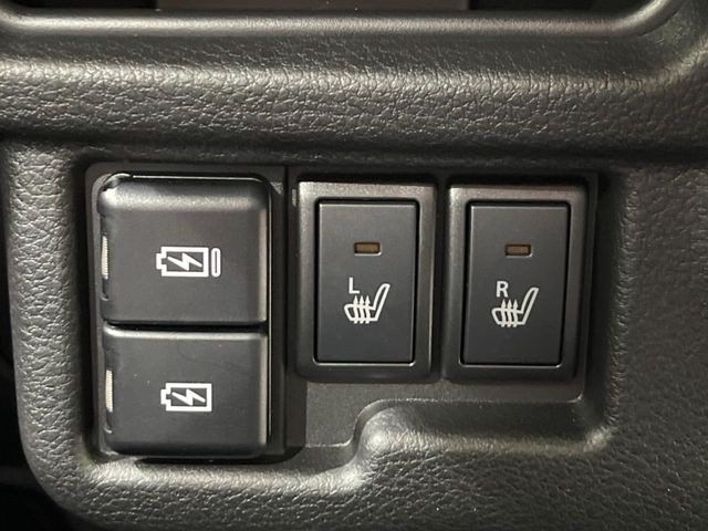 【シートヒーター】寒い日に重宝するシートヒーター!エアコンより早く温まってくれるので寒がりの人も安心ですね♪エアコンの温風は乾燥するから苦手、という方にもをおすすめです。