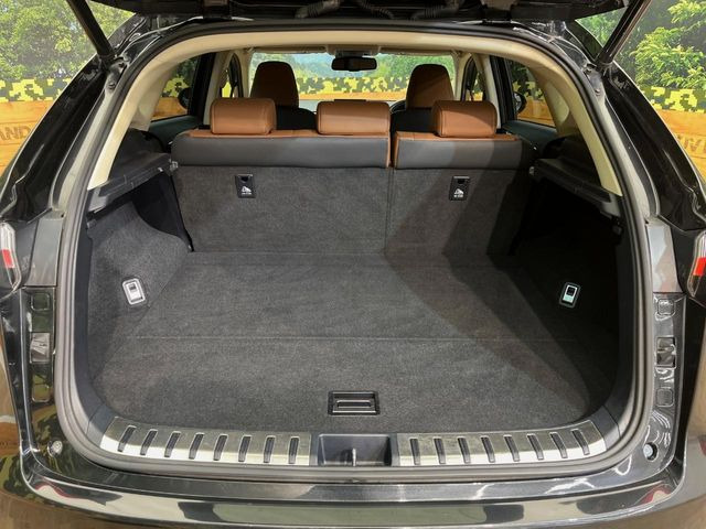 ���i�̂���������ʋ΁A���}���ɏ\���ȉ׎��X�y�[�X���m�ۂ��Ă���܂��B�Z�J���h�V�[�g��|���ƁA�傫�ȉו��̐ύڂ��\�ł���