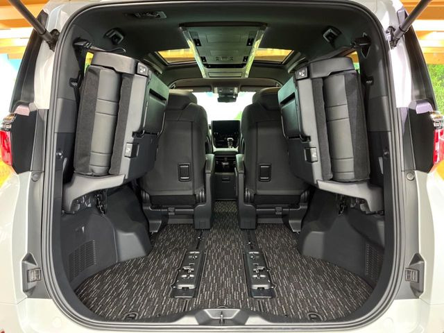 後席を格納すると、これだけの広さが!シーンに合わせたシートアレンジで、大きな荷物も積むことが出来ます♪