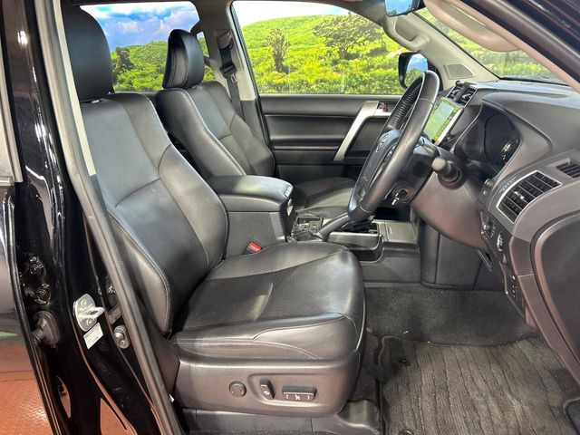 【黒革シート】上質な本革を使用し、高級感あふれる黒革シート。常に体に触れる部分だから、座り心地の良さにはこだわりたいですね♪汚れの付着や劣化を抑制する内装コーティング施工もおススメですよ♪